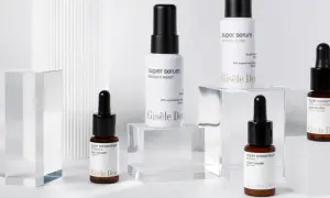 Varios frascos de sérum y super booster de Gisèle Denis, con etiquetas que detallan sus ingredientes y beneficios.