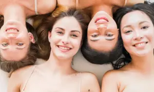 Cuatro mujeres sonríen, cada una con un tipo de piel diferente, para ayudarte a saber que tipo de piel tengo.
