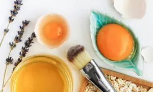 Ingredientes para hidratar la piel de forma natural: yemas de huevo, miel, lavanda y avena.