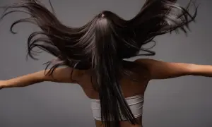 Cabello oscuro y sedoso moviéndose con gracia. Descubre qué es la taninoplastia y cómo puede transformar tu melena.