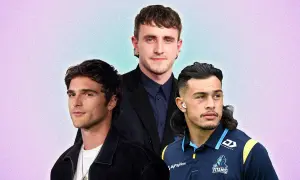 Tres hombres con peinados modernos, uno con un moderno mullet, posan sobre un fondo degradado.