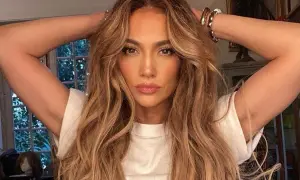 Jennifer Lopez luce un cabello voluminoso con capas y cortes que dan vida al pelo fino.
