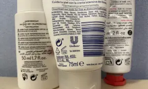 En la imagen se ven tubos de crema solar. Para saber la fecha de caducidad de la crema solar, busca "LOTE/CADUCIDAD: VER SELLADO" o "BATCH/EXPIRY DATE: SEE SEAL".