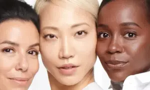 Tres mujeres con diferentes fototipos de piel, desde clara hasta oscura, mostrando la diversidad de la belleza.