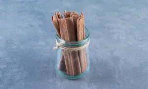 Palitos de regaliz en un frasco de vidrio atado con cuerda. Descubre las increíbles regaliz propiedades.