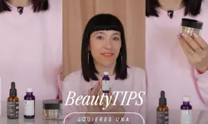 Mujer con maquillaje vibrante y un suéter rosa muestra productos de belleza, buscando un efecto glow cara.