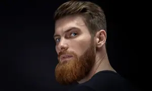 Hombre con barba y cortes de pelo hombre elegante, mirada intensa.