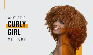 Mujer sonriente con cabello rizado y voluminoso. El texto pregunta: "¿Qué es el método Curly Girl?".