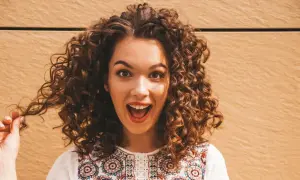 Mujer con cabello rizado y voluminoso, que parece que no le gusta que le apelmacen el cabello.