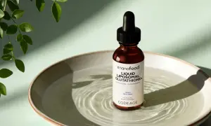 Botella de glutation líquido liposomal, un suplemento para "sip & thrive".