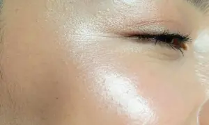 Primer aplicado para lograr una piel suave y radiante.