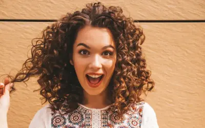 Mujer con cabello rizado y voluminoso, que parece que no le gusta que le apelmacen el cabello.