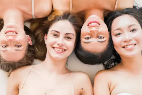 Cuatro mujeres sonríen, cada una con un tipo de piel diferente, para ayudarte a saber que tipo de piel tengo.