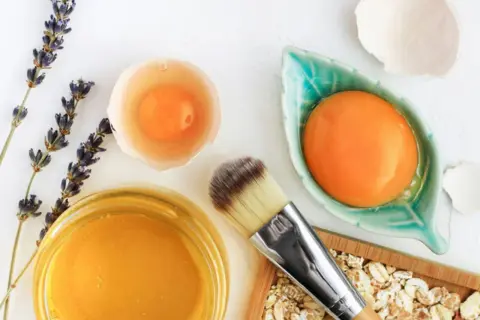 Ingredientes para hidratar la piel de forma natural: yemas de huevo, miel, lavanda y avena.