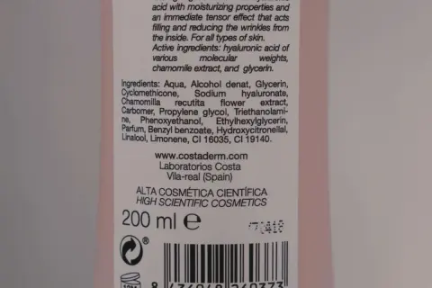 Lista de ingredientes de una mascarilla facial. Se mencionan varios componentes, algunos de los cuales podrían ser **ingredientes comedogénicos** a considerar.