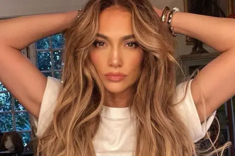 Jennifer Lopez luce un cabello voluminoso con capas y cortes que dan vida al pelo fino.