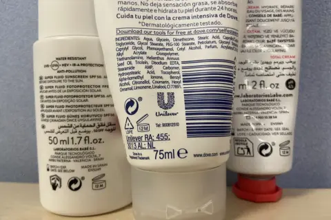 En la imagen se ven tubos de crema solar. Para saber la fecha de caducidad de la crema solar, busca "LOTE/CADUCIDAD: VER SELLADO" o "BATCH/EXPIRY DATE: SEE SEAL".