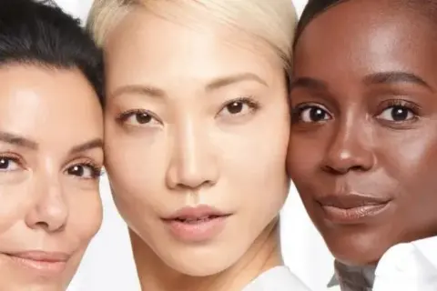 Tres mujeres con diferentes fototipos de piel, desde clara hasta oscura, mostrando la diversidad de la belleza.