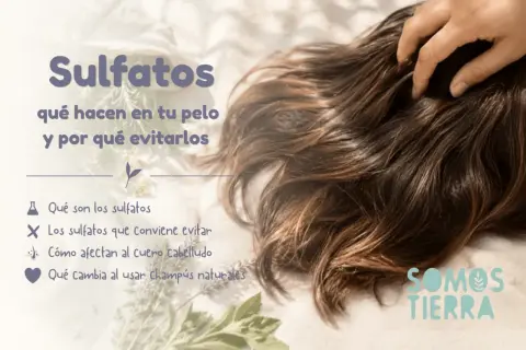 El cabello largo y castaño se ve afectado por los sulfatos, que pueden ser malos para el cabello. Aprende por qué evitarlos.