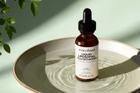 Botella de glutation líquido liposomal, un suplemento para "sip & thrive".