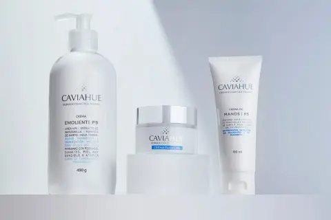Tres productos de cuidado de la piel de Caviahue: crema emoliente con urea, crema facial y crema de manos.