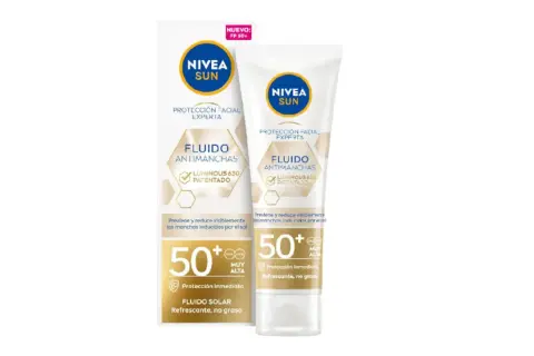 Crema solar facial Nivea Sun Fluido Antimanchas FP 50+. Protección alta y refrescante, ideal para prevenir manchas solares.