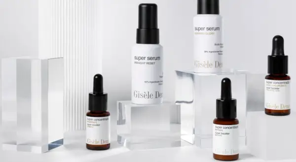 Varios frascos de sérum y super booster de Gisèle Denis, con etiquetas que detallan sus ingredientes y beneficios.