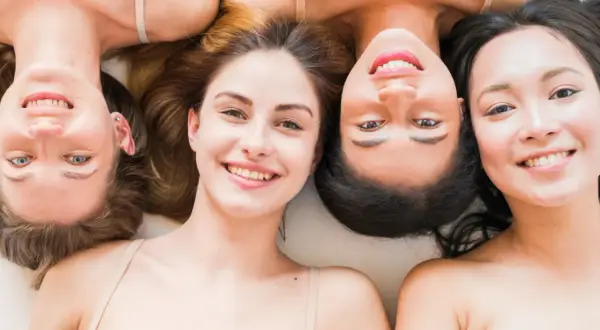 Cuatro mujeres sonríen, cada una con un tipo de piel diferente, para ayudarte a saber que tipo de piel tengo.