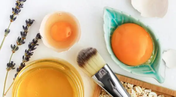 Ingredientes para hidratar la piel de forma natural: yemas de huevo, miel, lavanda y avena.