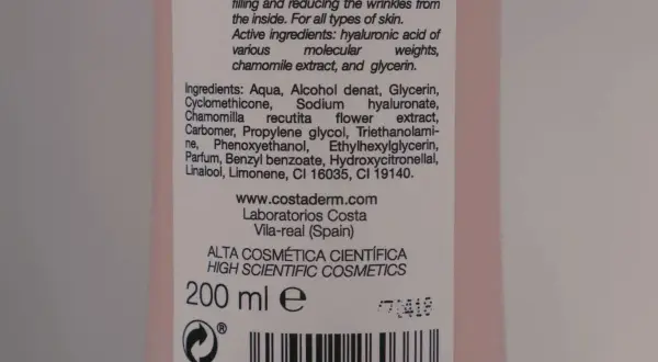 Lista de ingredientes de una mascarilla facial. Se mencionan varios componentes, algunos de los cuales podrían ser **ingredientes comedogénicos** a considerar.