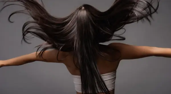 Cabello oscuro y sedoso moviéndose con gracia. Descubre qué es la taninoplastia y cómo puede transformar tu melena.