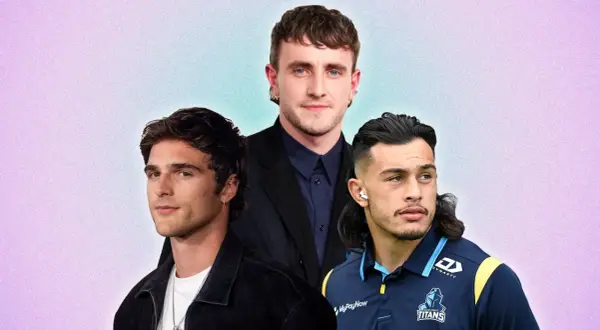 Tres hombres con peinados modernos, uno con un moderno mullet, posan sobre un fondo degradado.