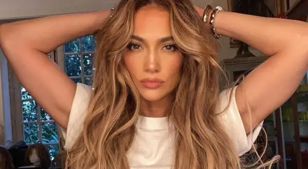 Jennifer Lopez luce un cabello voluminoso con capas y cortes que dan vida al pelo fino.