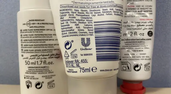 En la imagen se ven tubos de crema solar. Para saber la fecha de caducidad de la crema solar, busca "LOTE/CADUCIDAD: VER SELLADO" o "BATCH/EXPIRY DATE: SEE SEAL".