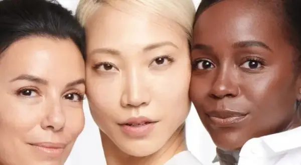 Tres mujeres con diferentes fototipos de piel, desde clara hasta oscura, mostrando la diversidad de la belleza.
