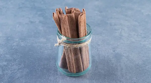 Palitos de regaliz en un frasco de vidrio atado con cuerda. Descubre las increíbles regaliz propiedades.