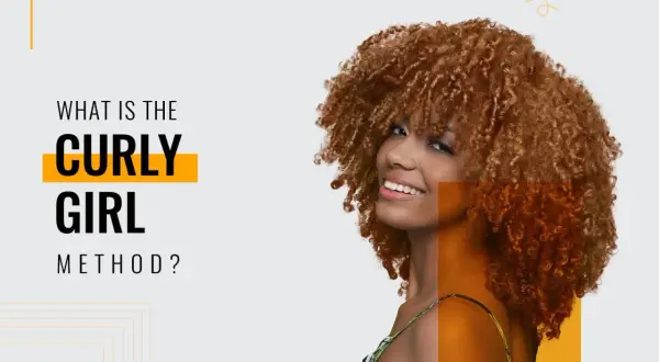 Mujer sonriente con cabello rizado y voluminoso. El texto pregunta: "¿Qué es el método Curly Girl?".