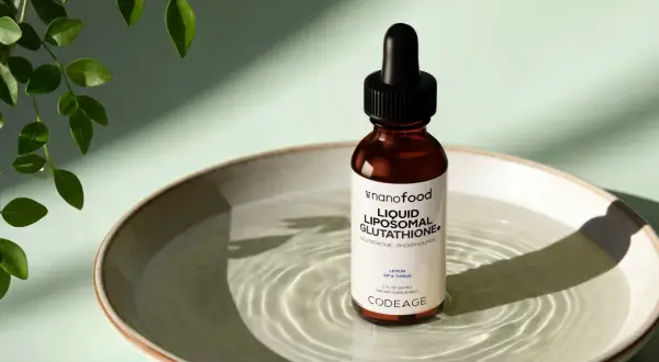 Botella de glutation líquido liposomal, un suplemento para "sip & thrive".