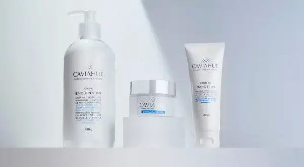 Tres productos de cuidado de la piel de Caviahue: crema emoliente con urea, crema facial y crema de manos.
