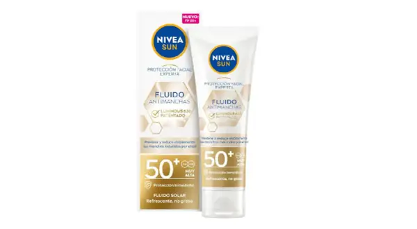 Crema solar facial Nivea Sun Fluido Antimanchas FP 50+. Protección alta y refrescante, ideal para prevenir manchas solares.