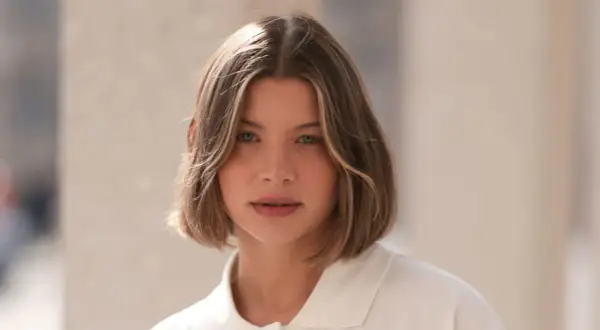 Mujer con un moderno corte bob a capas, con ondas suaves y un toque de rubio en las puntas.