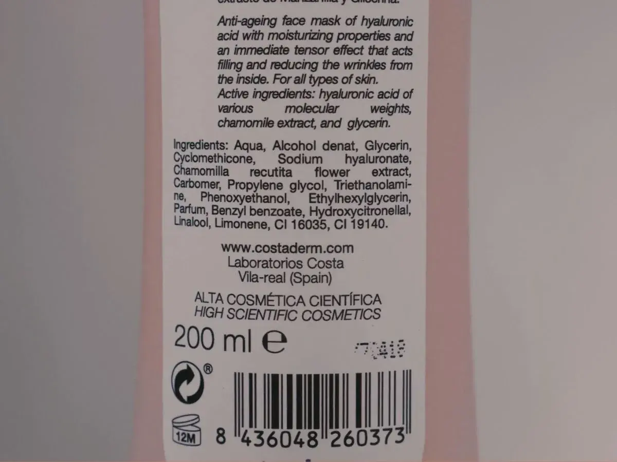 Lista de ingredientes de una mascarilla facial. Se mencionan varios componentes, algunos de los cuales podrían ser **ingredientes comedogénicos** a considerar.