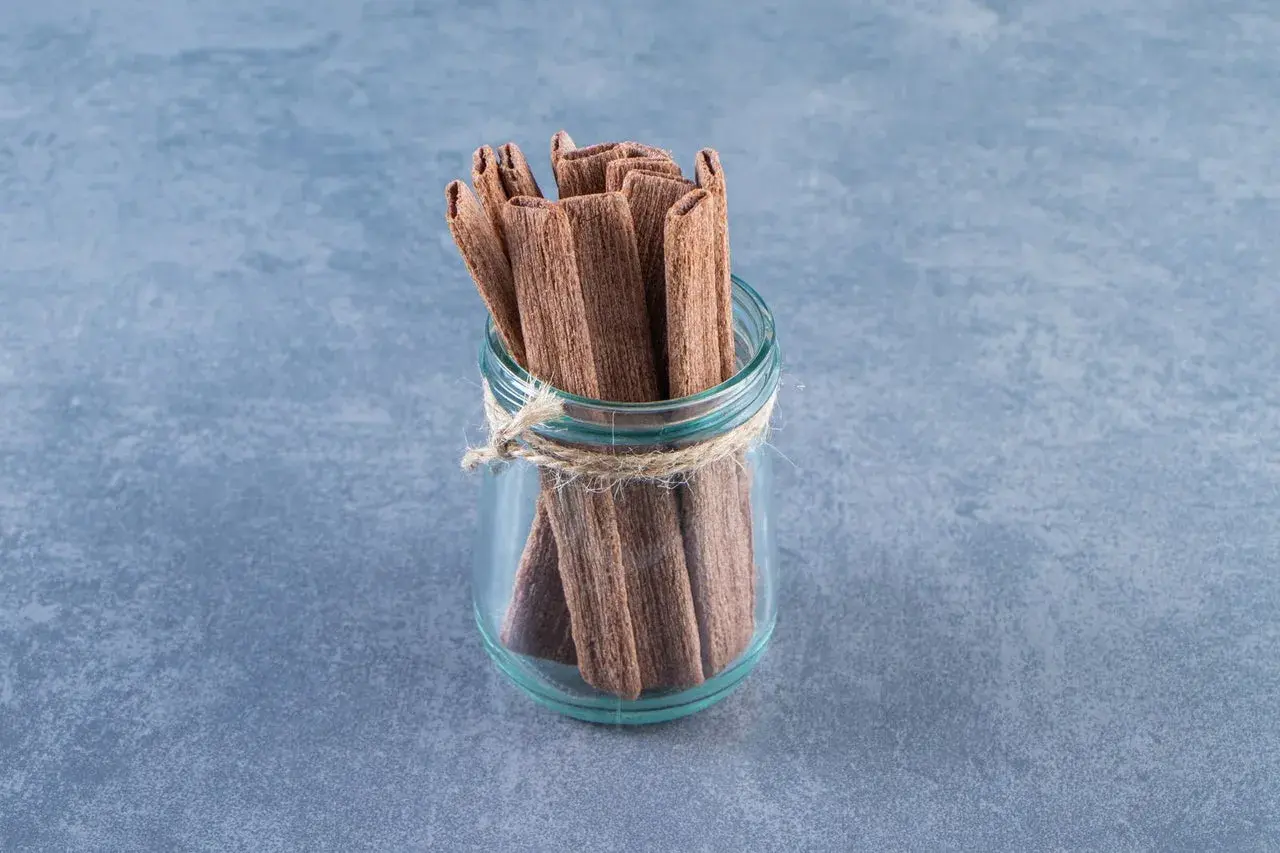 Palitos de regaliz en un frasco de vidrio atado con cuerda. Descubre las increíbles regaliz propiedades.