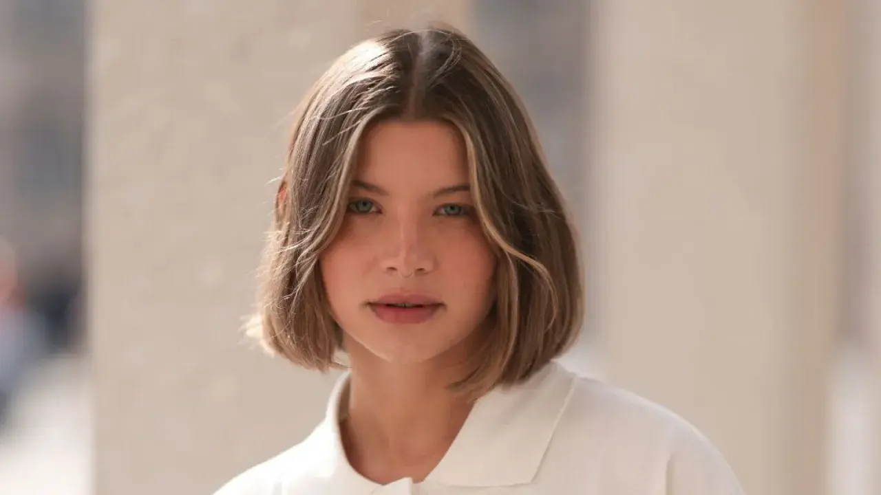Mujer con un moderno corte bob a capas, con ondas suaves y un toque de rubio en las puntas.