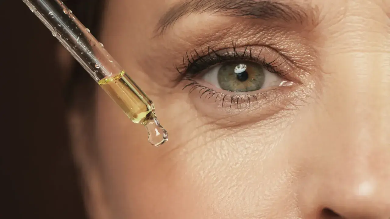 Gota de aceite con vinagre de manzana para la cara, aplicada cerca del ojo.