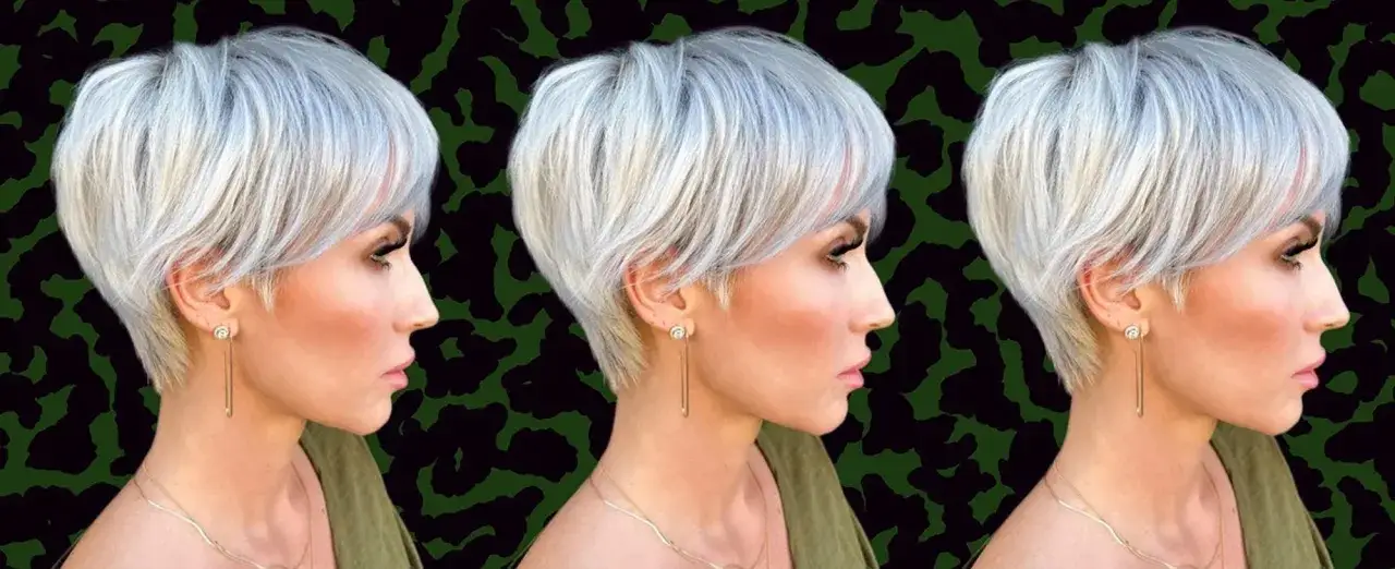 Tres perfiles de una mujer con un moderno corte pixie medio, cabello platino y pendientes largos.