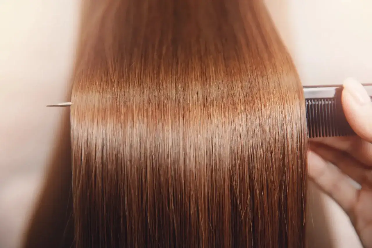 Peinando cabello castaño brillante para mostrar cómo dar brillo al pelo.