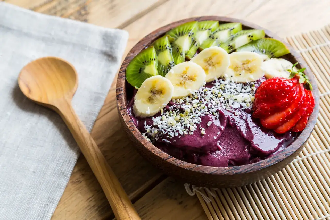 Un bol de acai con kiwi, pl&aacute;tano y fresa. Una delicia para saber como hidratar la piel desde dentro.