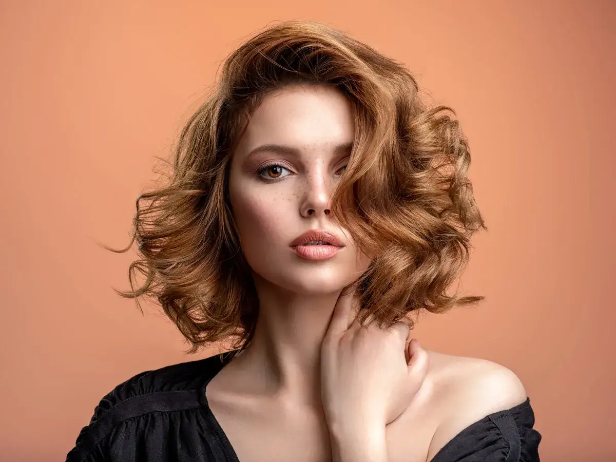 Mujer con ondas suaves y un corte de pelo old money, con un toque de elegancia natural y sofisticación.