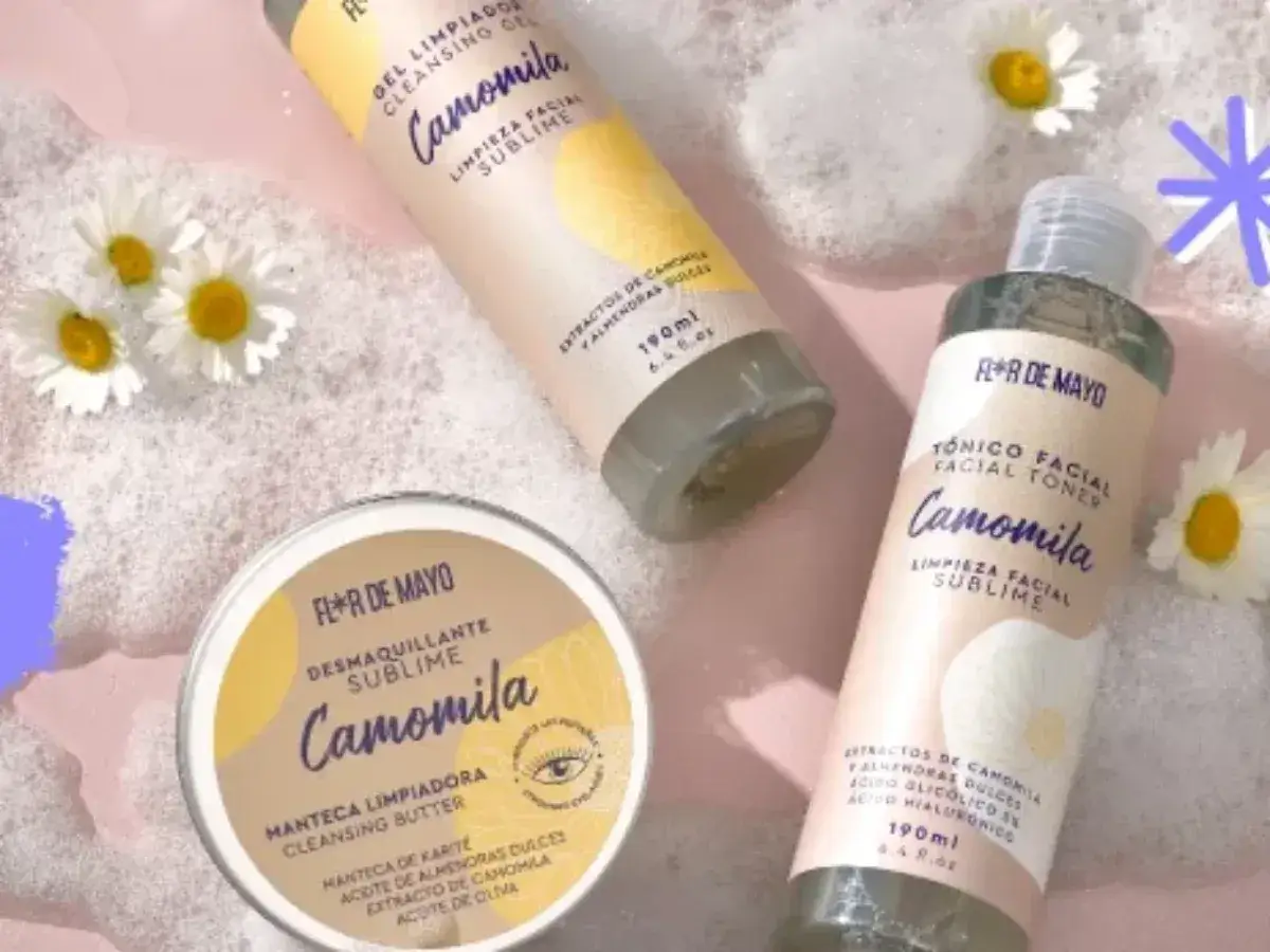 Productos de limpieza facial con camomila: gel, tónico y manteca. La camomila es un ingrediente natural conocido por sus propiedades calmantes.